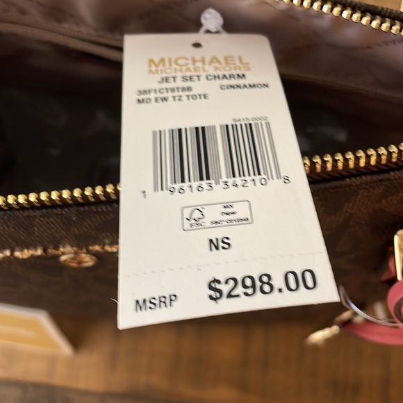 SOLD-MICHAEL Michael Kors Jet Set Charm - Picture 14 of 15